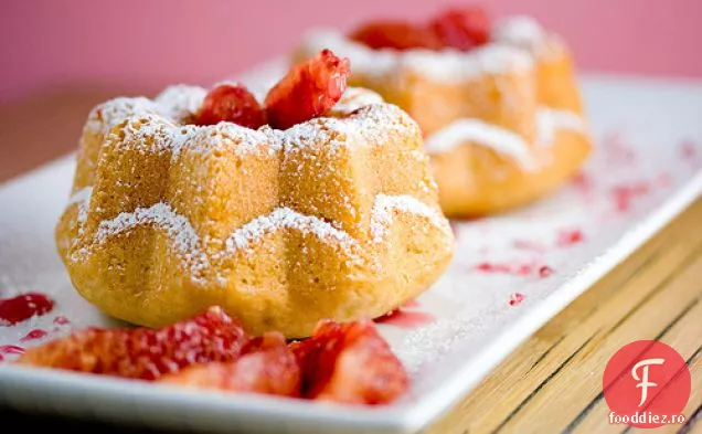Mini Torturi Bundt Cu Sânge De Nucă De Cocos