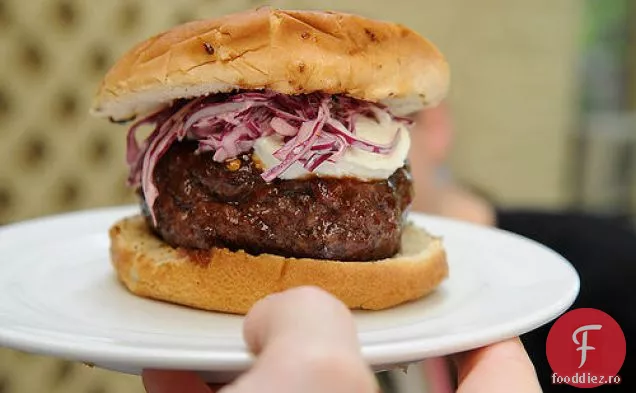 Burger Cu Salată Picantă