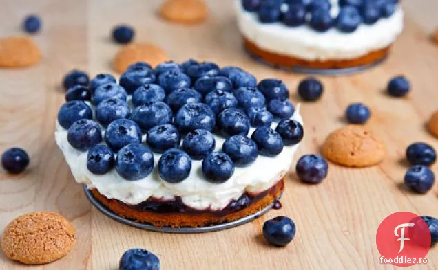 Cheesecake mascarpone cu afine cu crustă Amaretti