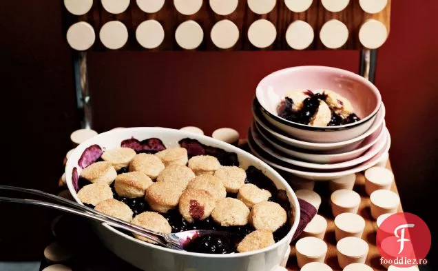 Cobbler de afine cu biscuiți cu miere