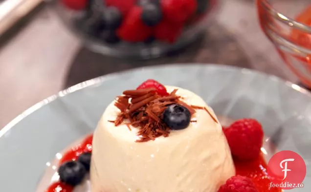 Panna Cotta Simplă Cu Fructe De Vară Și Ciocolată Neagră