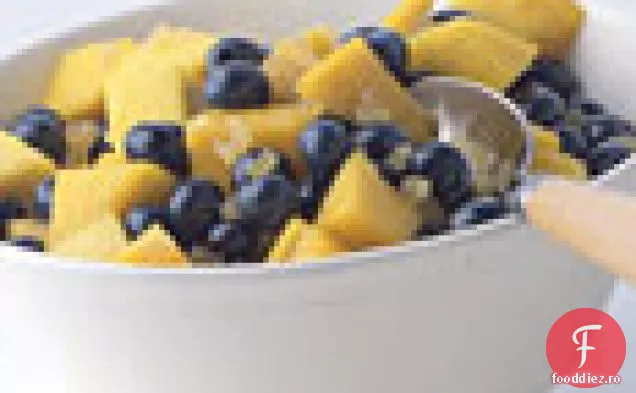 Salată de fructe de Mango, afine și ghimbir