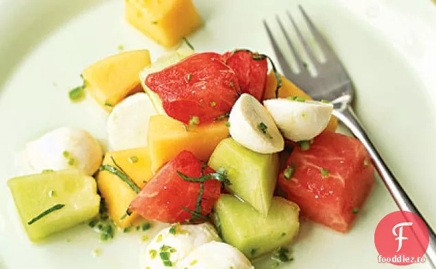 Salată De Mozzarella Cu Trei Pepene Galben