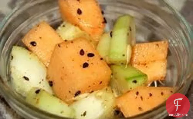 Salată De Castraveți Și Pepene Galben