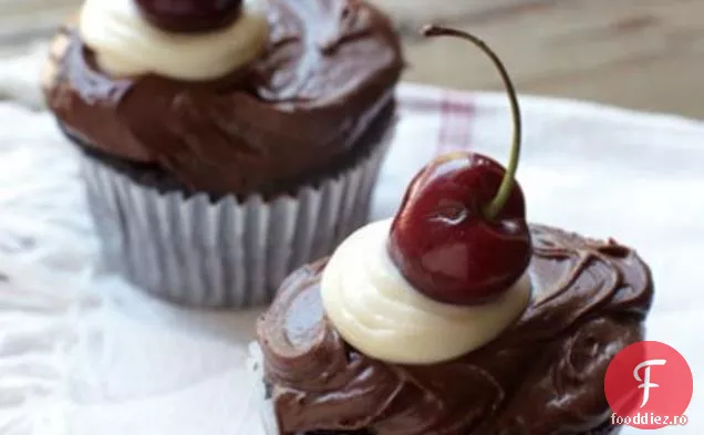 Cupcakes cu ciocolată umplută cu vișine