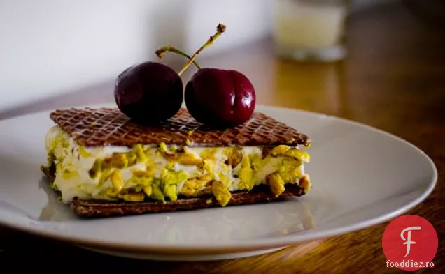 Sandwich cu înghețată cu fistic de cireșe