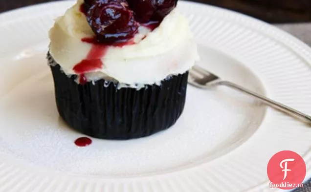 Cupcakes Cu Cireșe Și Migdale La Cuptor Cu Glazură Mascarpone