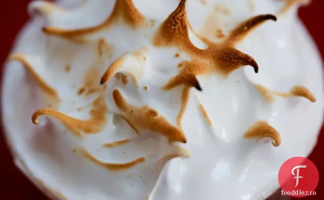 Cupcakes Cu Bombă De Cireșe Cu Glazură De Bezea
