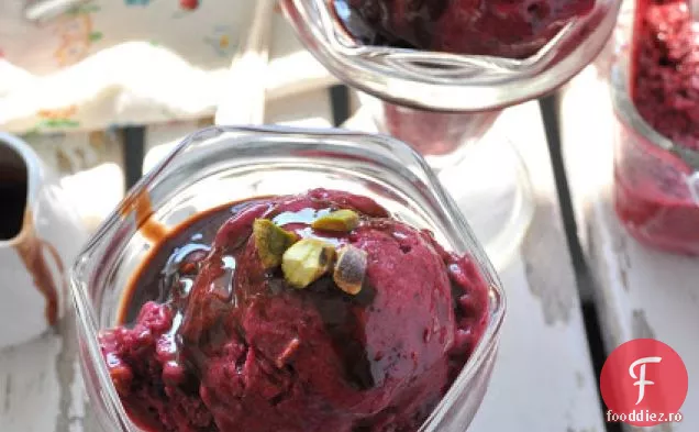 Înghețată Proaspătă De Cireșe Cu Fudge Ripple Și Fistic