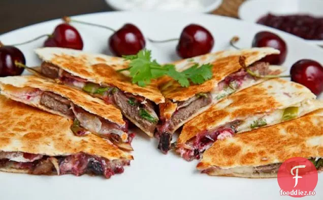 Quesadillas de rață cu Salsa de cireșe Chipotle și brânză de capră