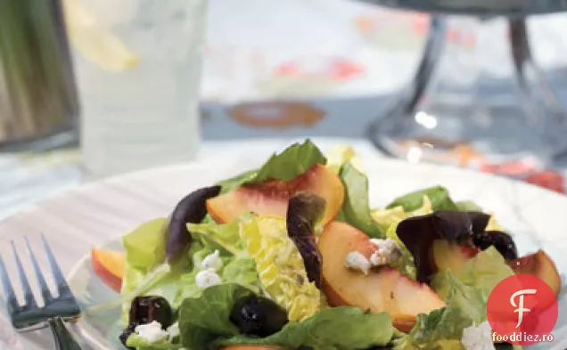 Salată de piersici și cireșe cu brânză de capră