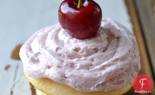 Cupcakes De Vanilie Cu Glazură De Cremă De Unt De Cireșe