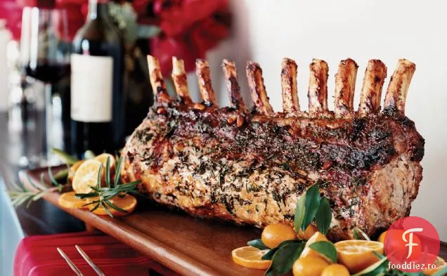Friptură de porc cu umplutură de cârnați, fructe și nuci