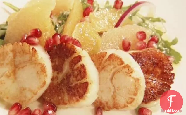Scoici prăjite cu salată de citrice, rucola și rodie