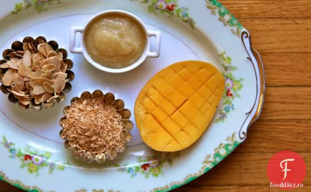 Mic Dejun Quinoa Cu Nucă De Cocos Prăjită, Migdale Și Mango Proaspăt