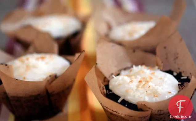Cupcakes De Ciocolată Cu Glazură De Nucă De Cocos