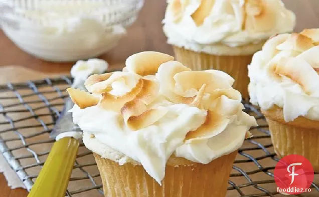Cupcakes cu nucă de cocos cu glazură de brânză cremă de nucă de cocos