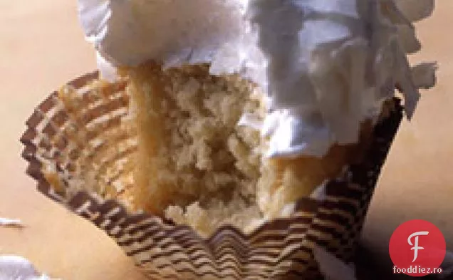 Cupcakes cu nucă de cocos cu glazură de șapte minute și fulgi de nucă de cocos