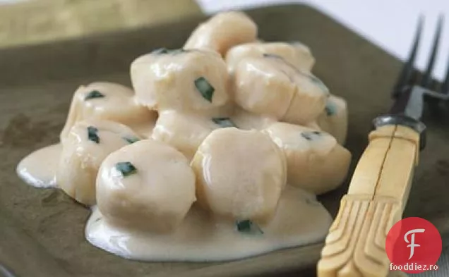 Scoici în sos de nucă de cocos-busuioc