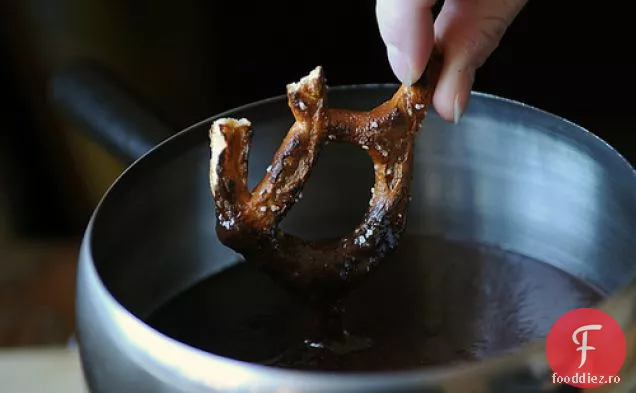Cajeta De Nucă De Cocos Și Fondue De Ciocolată