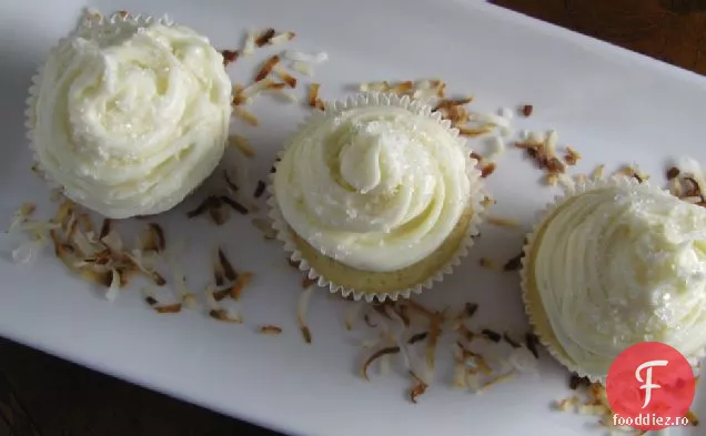 Cupcakes Cu Rom De Nucă De Cocos Cu Glazură Malibu