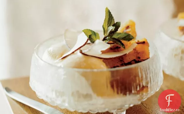 Sundaes de ananas caramelizat cu nucă de cocos