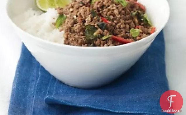 Carne De Vită Thailandeză Cu Ardei Iute Și Busuioc Peste Orez De Nucă De Cocos
