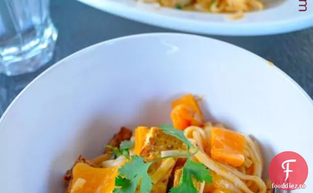Tofu Crocant Și Tăiței De Orez În Sos De Nucă De Cocos Curry Roșu