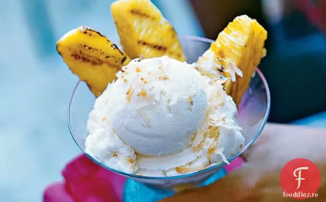 Înghețată de rom-Macadamia cu ananas la grătar și nucă de cocos