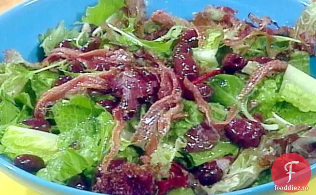 Salată verde mixtă cu lămâie, măsline și hamsii