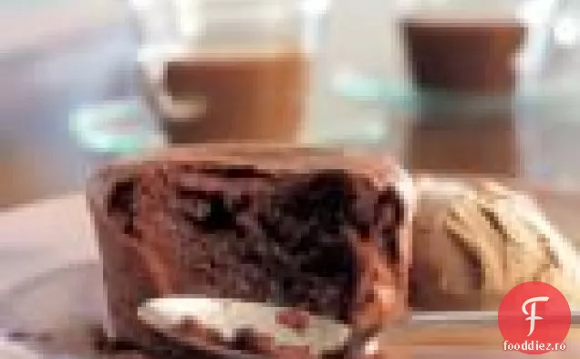 Tort de ciocolată centrat moale cu înghețată Espresso