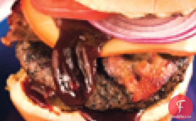 Cheeseburgeri frecați cu cafea cu sos de grătar Texas