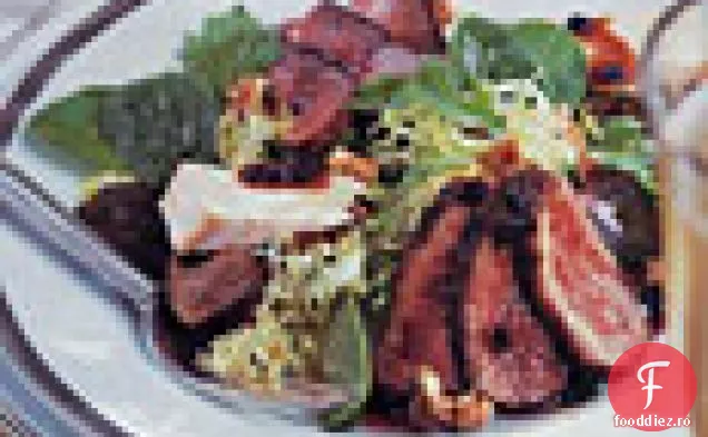 Salată de rață cu pâine prăjită cu brânză și sos de coacăze de Port