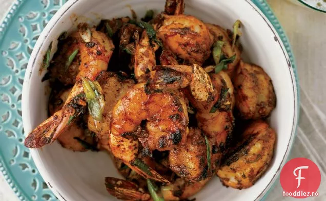 Curățați și mâncați creveți cu condimente pentru grătar