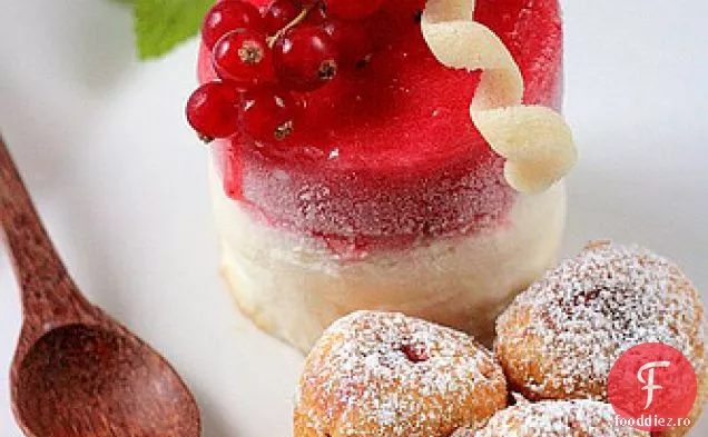 Sorbet De Coacăze Roșii Și Înghețată Faisselle Cu Căpșuni Prăjite