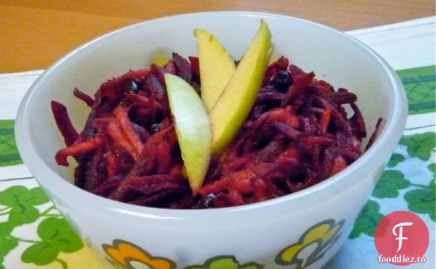 Sănătos și delicios: salată mărunțită de sfeclă, măr și coacăze cu vinetă de mere
