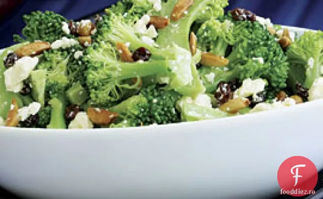 Salată de Broccoli cu Feta, ulei de măsline-migdale prăjite și coacăze
