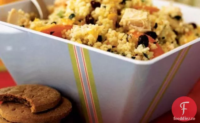 Salată de cuscus cu pui și legume tocate