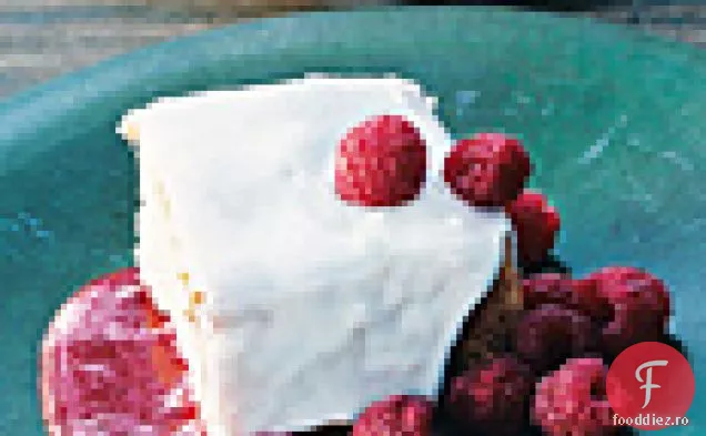 Tort De Iaurt Cu Sos De Zmeură De Coacăze