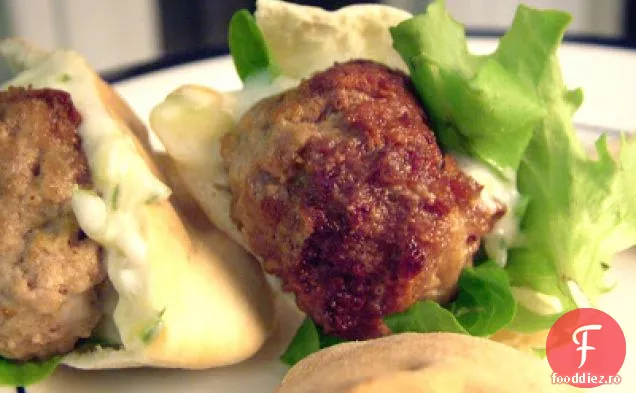 Mini Burgeri De Miel În Mini Pitas Cu Tzatziki