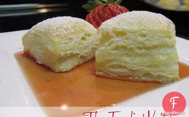 Produse De Patiserie Cu Puf De Ciocolată Cu Sos De Fructe De Pădure
