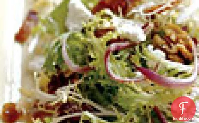 Salată frisocrode cu slănină, curmale și ceapă roșie
