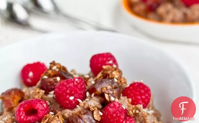 Terci De Fructe De Pădure Cu Granola, Curmale Și Zmeură