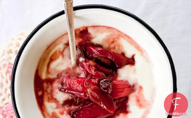 Rubarbă braconată Royale șase ingrediente (și sare)