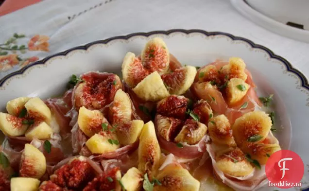Salată De Smochine Cu Prosciutto, Mozzarella Proaspătă Și Busuioc