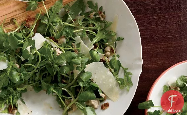 Salată verde mixtă cu pansament cu iaurt de smochine