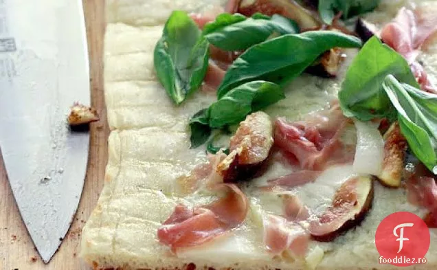 Pizza La Grătar Cu Smochine, Gorgonzola, Prosciutto Și Busuioc