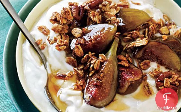 Granola cu iaurt parfumat cu miere și smochine coapte