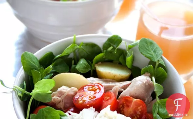 Salată De Pui Și Mozzarella Cu Sos De Smochine