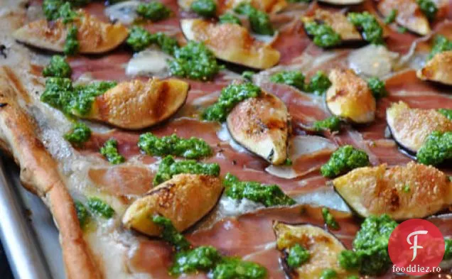 Pizza Prosciutto, smochine și Gorgonzola cu Pesto de rucola